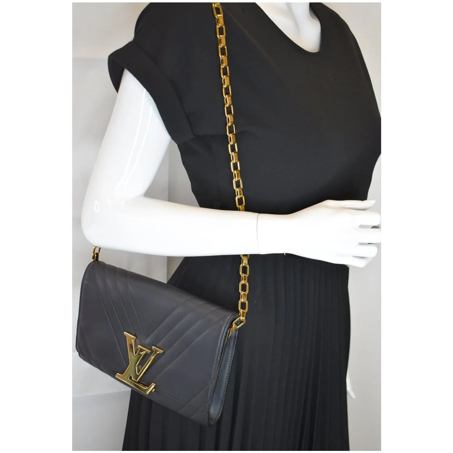 LOUIS VUITTON Airy V Louise GM Calfskin Pochette Chain Shoulder Bag Black