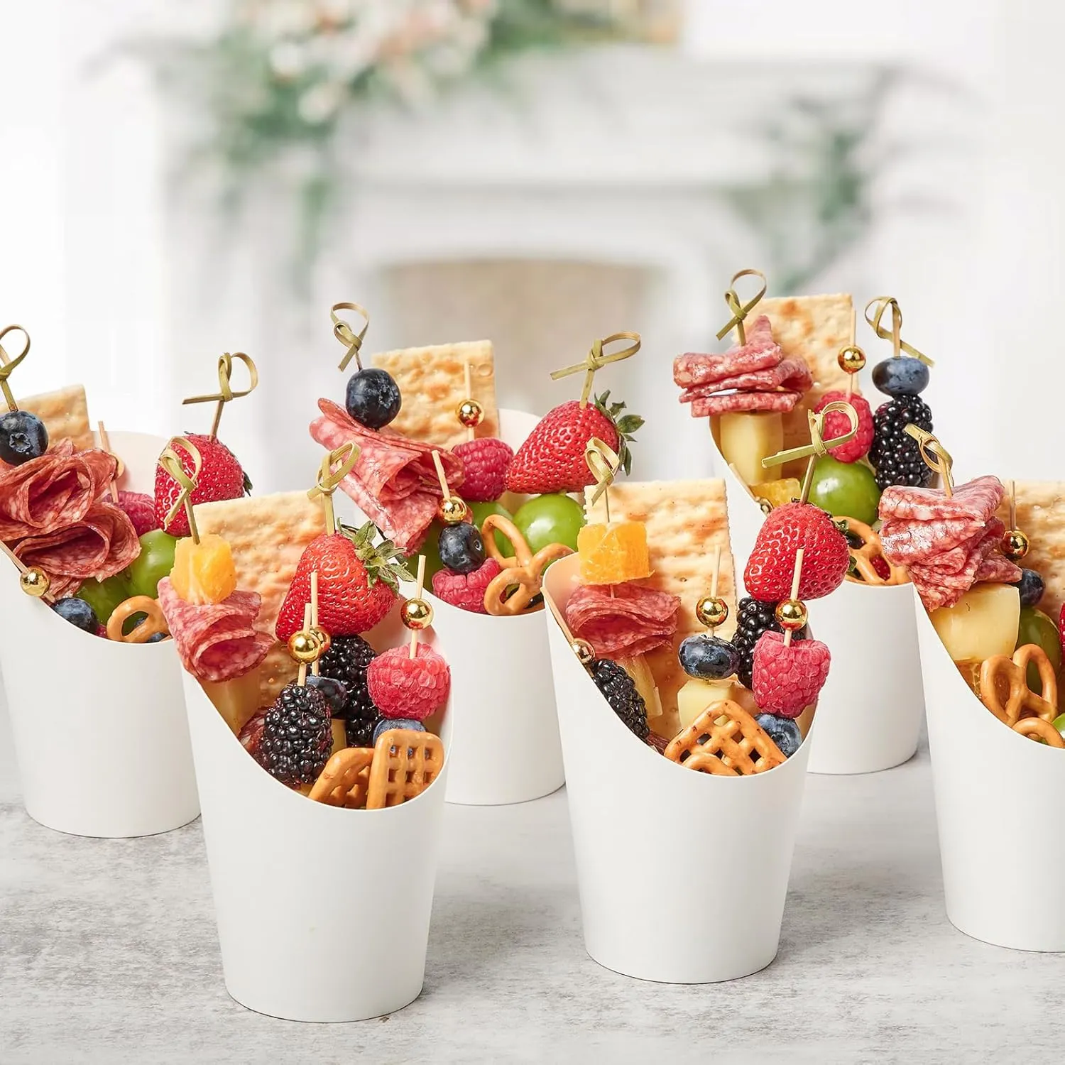Ocmoiy Disposable Charcuterie APPETIZER CUPS with Sticks and Bags - Kraft Paper, 14 oz, White - 50 Cups, 200 Picks, 50 Bags