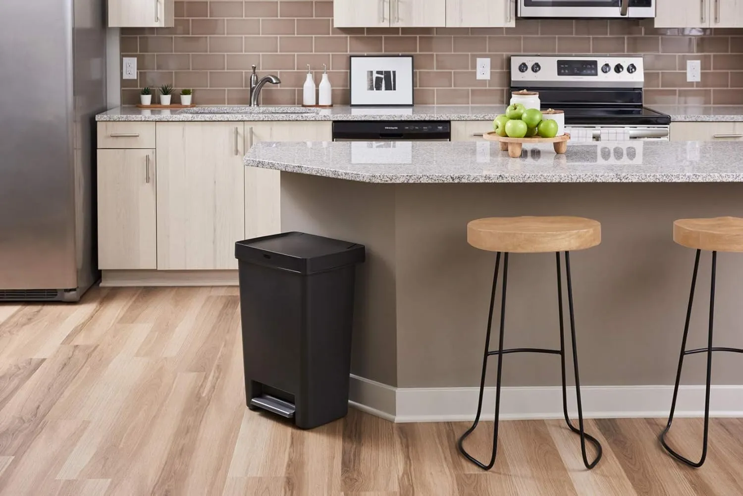 Rubbermaid Premier Series II Step-On Trash Can for Home and Kitchen, with Lid Lock and Slow Close, 12.4 Gallon, Charcoal, for Home/Kitchen/Garage/Apartment/Office