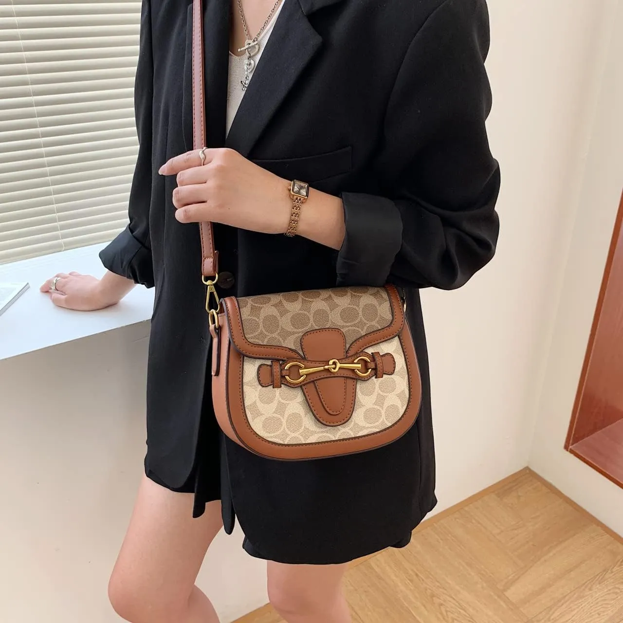 Women's Small Crossbody Bags with Golden Buckle Artificial Leather Purse Handbag in Fashionable Design
